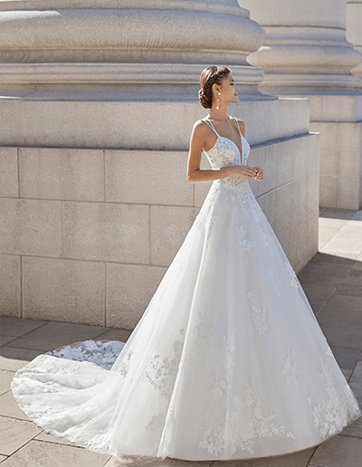 princess wedding dress exudes simplicity and romance